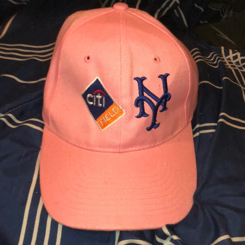 A pink Mets hat